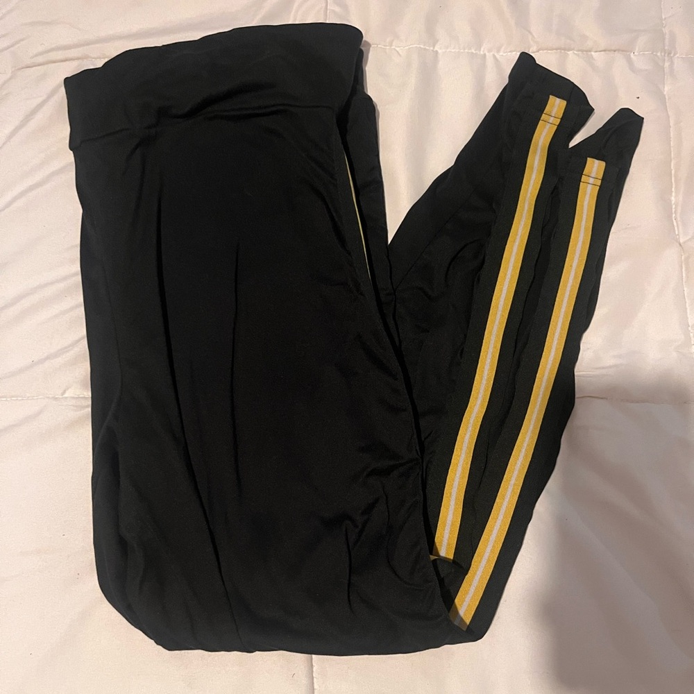 Reverse Black and Yellow Leggings with Sporty Stripes